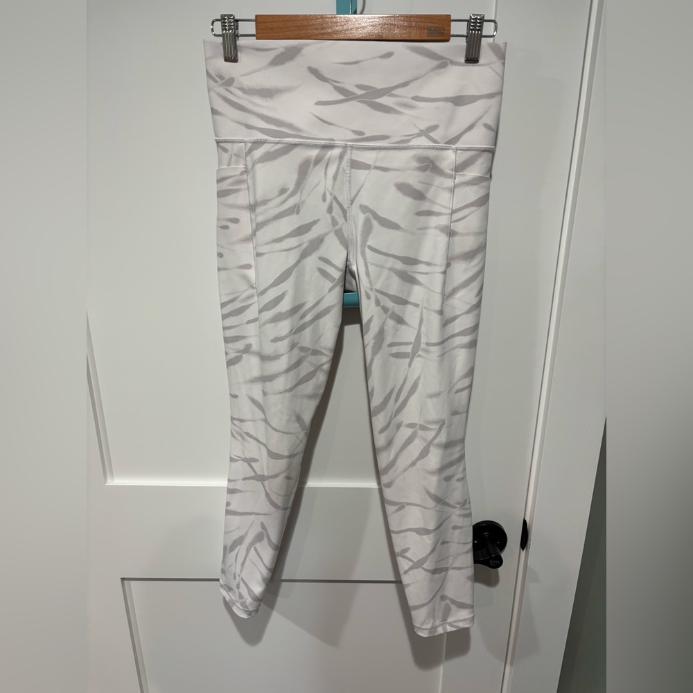 Athleta Salutation Stash Pocket II 7/8 Tight Medium Gray White Marble Leggings